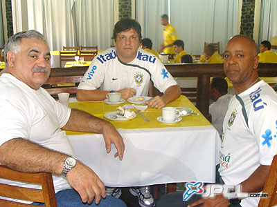 Cezário (esq.) afirmou que não acontecerão jogos em estádios que não tiverem laudos -
