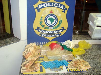 Foram presos quatro pessoas sendo uma delas um menor de 17 anos -