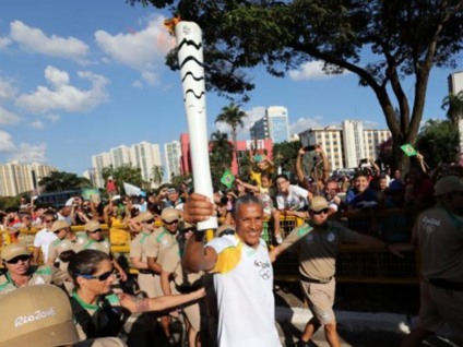 Medalha de ouro no atletismo, Joaquim Cruz conduziu a Tocha Olímpica em Taguatinga, no Distrito Federal  - Fabio Rodrigues Pozzebom/Agência Brasil