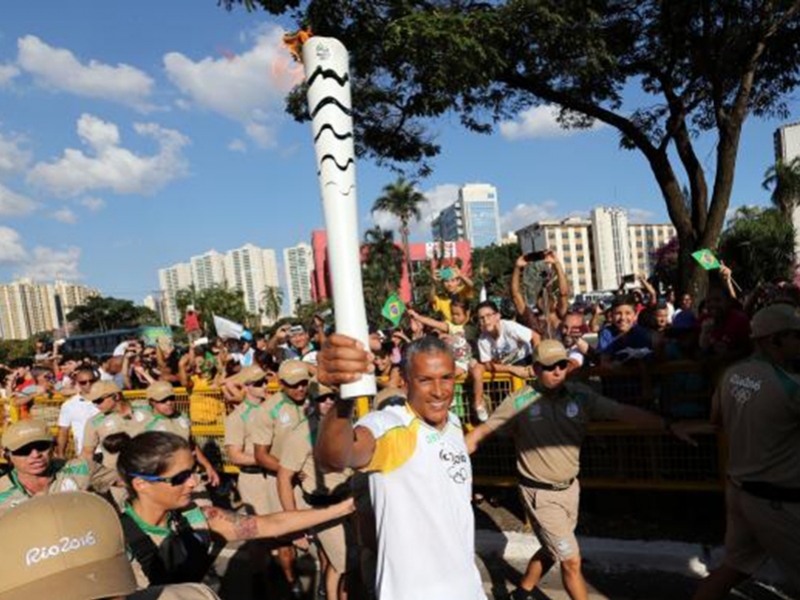 Medalha de ouro no atletismo, Joaquim Cruz conduziu a Tocha Olímpica em Taguatinga, no Distrito Federal - Fabio Rodrigues Pozzebom/Agência Brasil Medalha de ouro no atletismo, Joaquim Cruz conduziu a Tocha Olímpica em Taguatinga, no Distrito Federal - Fabio Rodrigues Pozzebom/Agência Brasil