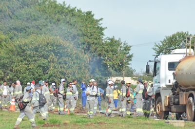 Paralisação contou com a adesão de mais de seis mil trabalhadores, que depredaram instalações incendiando alojamentos e veículos -