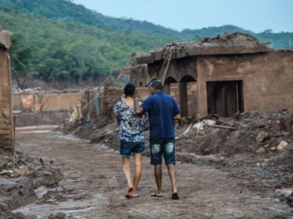 Após o rompimento da barragem moradores da cidade buscam pertences - Agência Brasil 