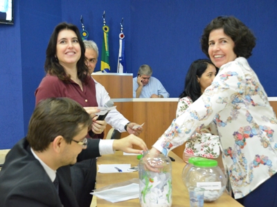 Prefeita e vice-governadora sorteiam os nomes dos contemplados por blocos -