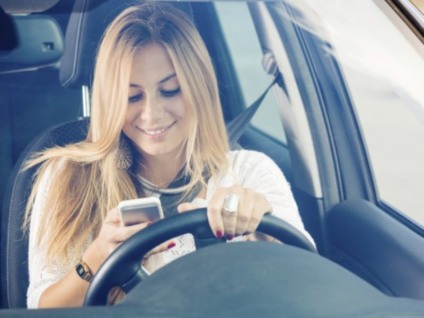 Usar ao celular enquanto dirige compromete as funções de atenção, concentração e reflexo - Divulgação/Thinkstock
