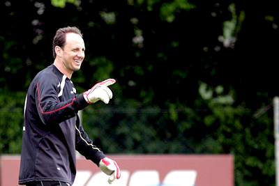 O goleiro Rogério Ceni volta ao time neste sábado -