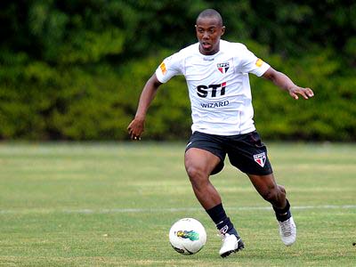 Intenção do treinador com a escalação do volante é fechar o time -