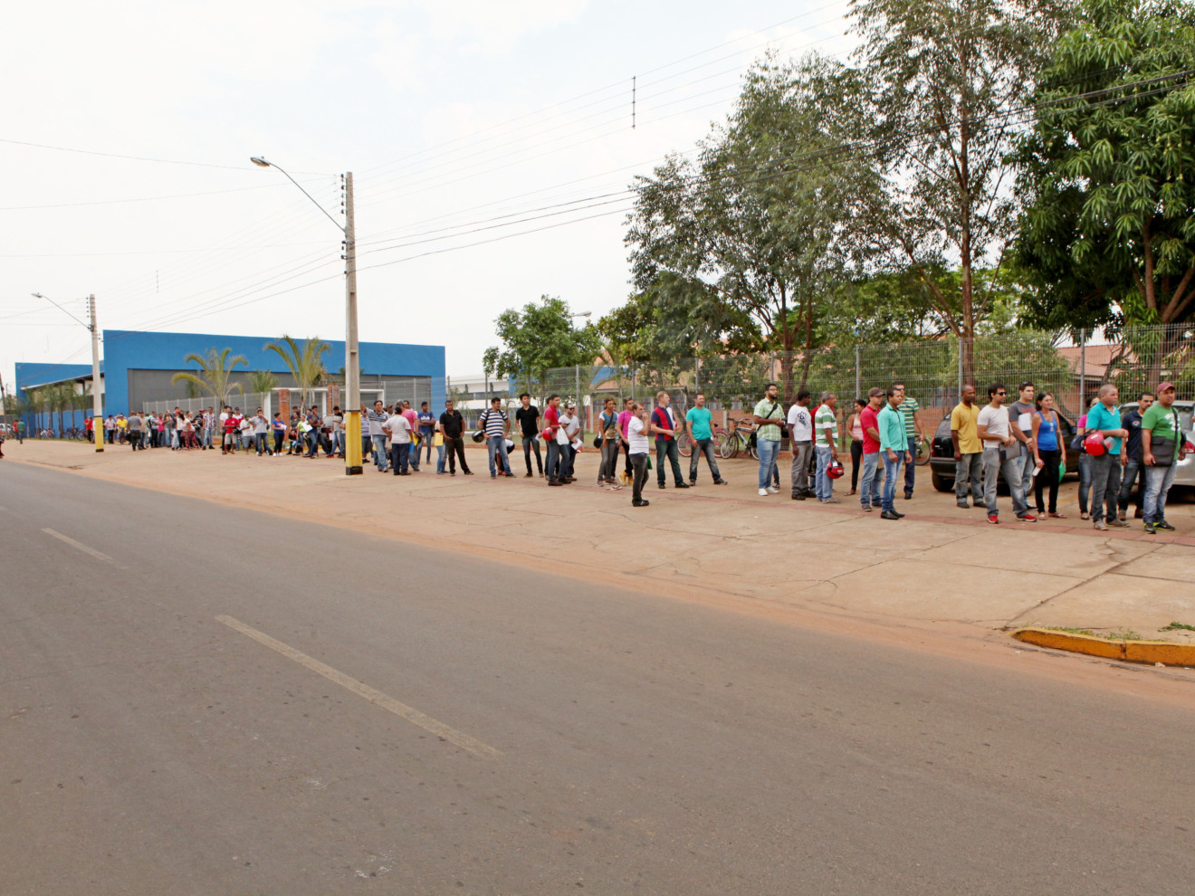 Trabalhadores enfrentam fila enorme em busca de possíveis oportunidades de contratação na empresa - Elias Dias/JP