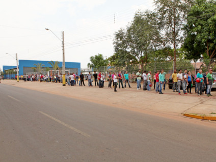 Trabalhadores enfrentam fila enorme em busca de possíveis oportunidades de contratação na empresa - Elias Dias/JP
