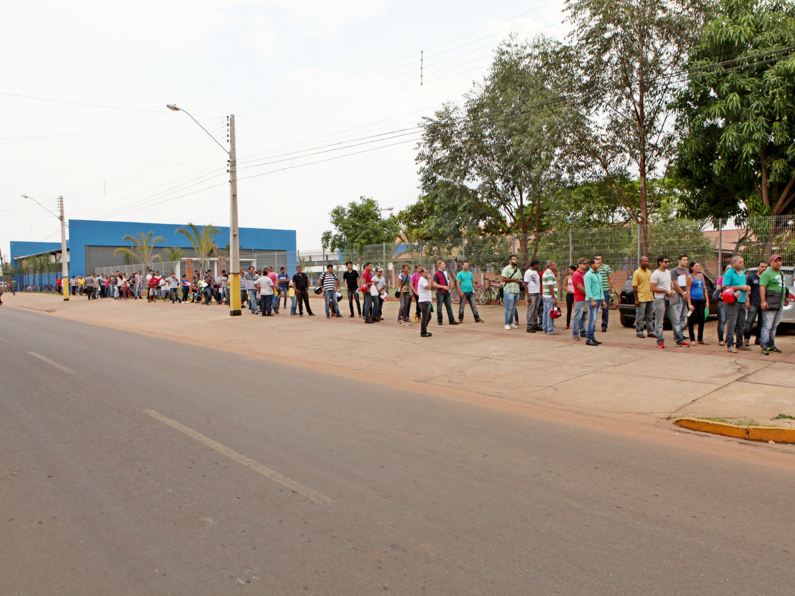 Trabalhadores enfrentam fila enorme em busca de possíveis oportunidades de contratação na empresa - Elias Dias/JP