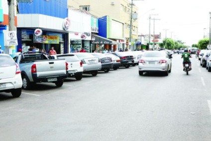 Falta de vagas para estacionar veículos é um dos principais problemas no trânsito -