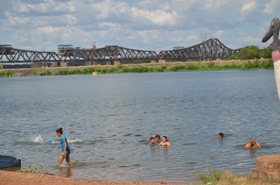 Com temperaturas de 39ºC, três-lagoenses recorrem aos rios da região -