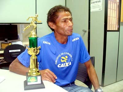 Maratonista com o troféu conquistado em Campo Grande -