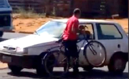 Carro tem as mesmas características de veículo que passou por cima de moto, em avenidabril - Reprodução