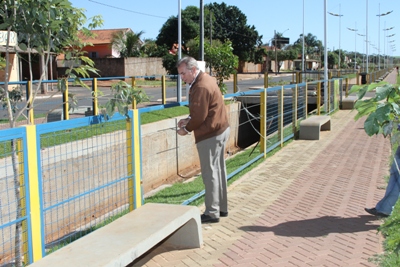 Prefeito Jorge Diogo vistoriando a obra -