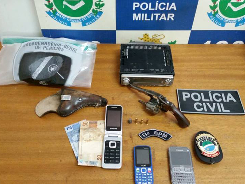 Com a mulher os policiais encontraram um revólver, munições e drogas - Divulgação