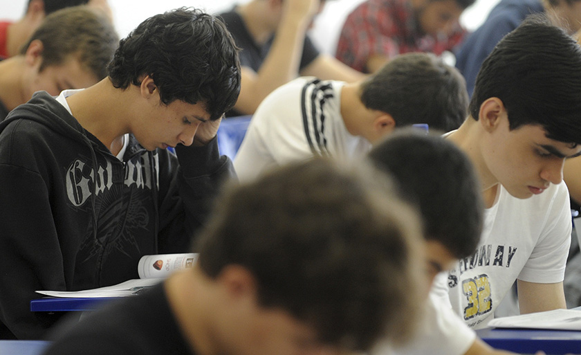 Para as bolsas parciais, a renda familiar bruta mensal deve ser de até três salários mínimos por pessoa - Arquivo/Agência Brasil