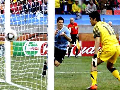 Suarez comemora um dos gols que marcou na vitória do Uruguai por 2 a 1 -