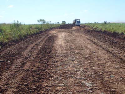 As equipes continuam com os serviços de patrolamento e cascalhamento nos 12 mil quilômetros de rodovias não pavimentadas -