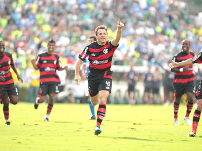 Petkovic comemora com os companheiros o primeiro gol, meia marcaria depois um gol olímpico -