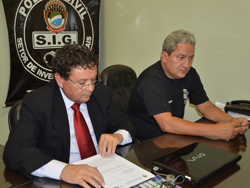 Juvenal Laurentino Martins (esquerda) é o atual delegado regional ao lado do delegado titular da SIG, Ailton Pereira - Claudio Pereira/JP