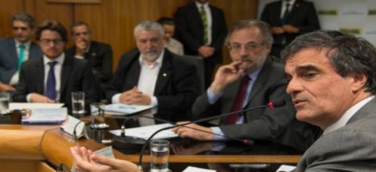Ministros do Trabalho e Previdência Social, Miguel Rossetto, e da Justiça, José Eduardo Cardozo, assinaram ato conjunto de reconhecimento, autorização e concessão de permanência a imigrantes - Agência Brasil