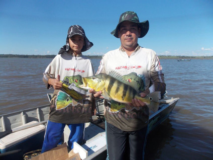 Dupla vencedora, Milton Cesar e João Victor, de apenas 12 anos, de Carneirinho- MG, conseguiu um exemplar de 58 centímetros. - Divulgação