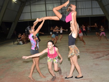 Escolas de samba estão correndo contra o tempo para entrar na avenida; uma delas homenageia os espetáculos circenses  - Cláudio Pereira/JP