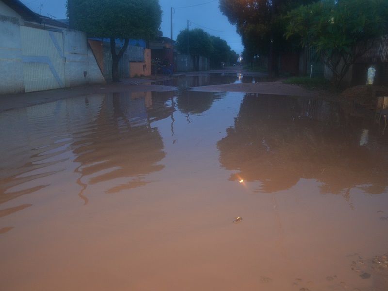 De acordo com morador, a rua Aniceto Arão está nesta situação há pelo menos três meses  - Claudio Pereira/JP