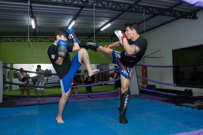 Ahlan Yoschida (direita) tem a chance de disputar WGP, maior torneio de kickboxing da América Latina - Arquivo pessoal