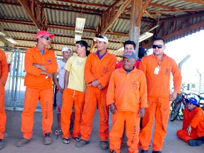 Trabalhadores da Gotardo durante protesto no alojamento -
