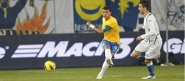 Thiago Silva em ação com a "amarelinha" -