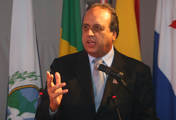 Pezão vai se submeter a um tratamento que envolve entre seis e oito sessões de quimioterapia - Divulgação