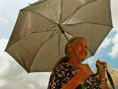 Guarda-chuva, muita água e protetor solar ainda são de extrema necessidade -