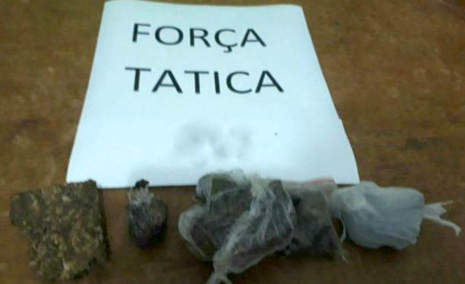 Rapaz tentou se desfazer da droga, mas acabou preso - Divulgação/PM