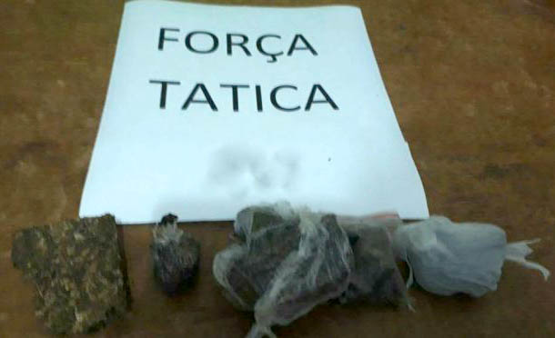 Rapaz tentou se desfazer da droga, mas acabou preso - Divulgação/PM