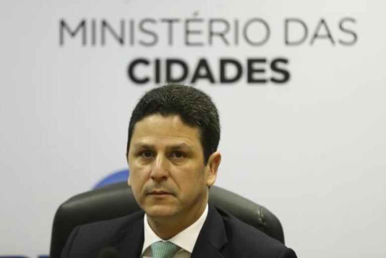 O ministro das Cidades, Bruno Araújo, assina portaria que regulamenta o Programa Cartão Reforma - Marcelo Camargo/Agência Brasil