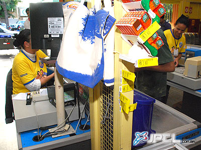Poucos supermercados vendem sacolas retornáreis, e mesmo assim, elas se perdem em meio a produtos -