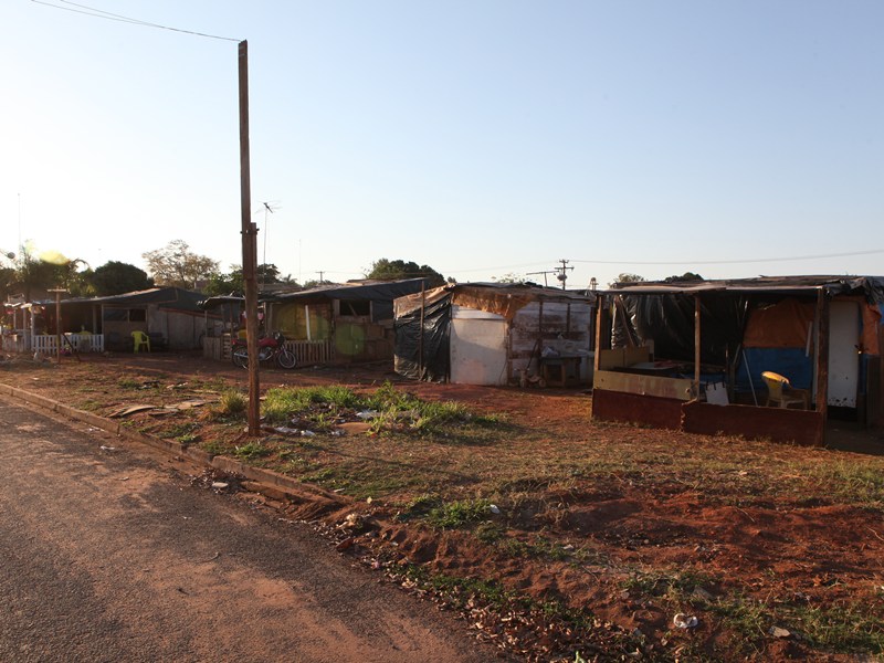 Barracos erguidos por famílias que invadiram uma área na Vila Piloto apontam para a necessidade da construção de mais casas populares - Elias Dias 