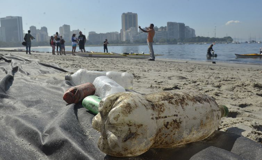 Garrafas PET poluem praias e rios e causam outros danos ao meio ambiente - Arquivo/Fernando Frazão/Agência Brasil