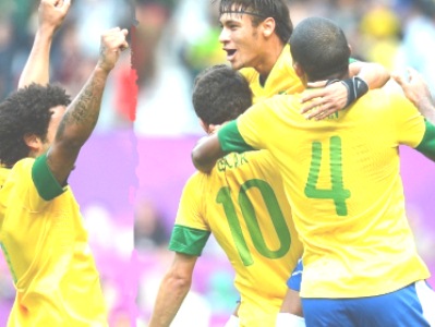 Brasileiros comemoram gol contra a Bielorrússia -