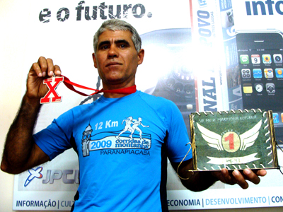 O ultramaratonista apresentando os títulos -