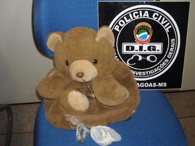 No ursinho, sete papelotes de cocaina escondidos -