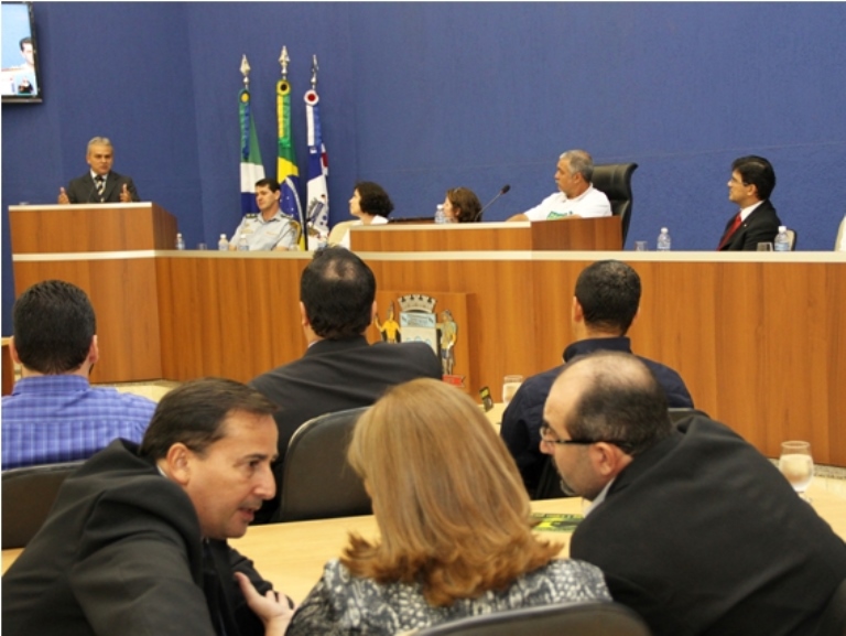 Vereadores do PSB, Gilmar Tosta, Marisa Rocha (de costas) e Ivanildo Teixeira em reunião na Câmara - Arquivo/Câmara