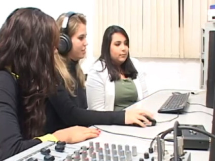Alunos de jornalismo durante aula de radiojornalismo - Divulgação