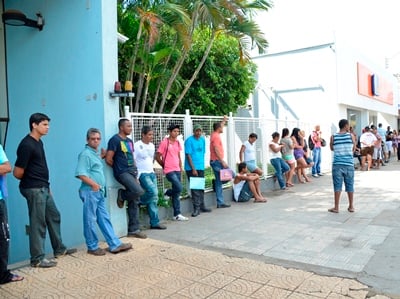 Usuários do sistema bancário precisam esperar do lado de fora da agência -