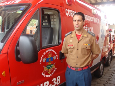 O tenente coronel De Mello e a viatura cedida temporariamente -