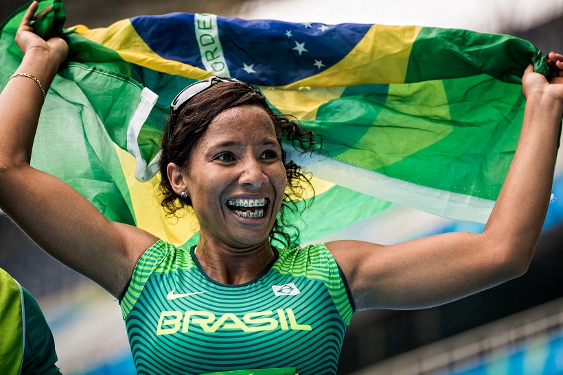 Silvânia comemora conquista de medalha, hoje, no Engenhão - Divulgação/CPB