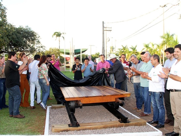 Prefeito inaugurou também um trole, antigo veículo ferroviário usado, principalmente, na manutenção de trilhos - Divulgação/prefeitura