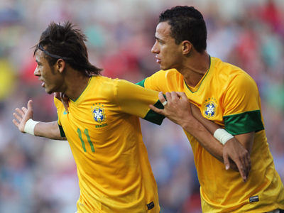 Neymar (esq.) comemora o gol de pênalti no jogo de ontem -