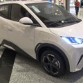 A marca que mais vende carros elétricos no mundo agora está no shopping.